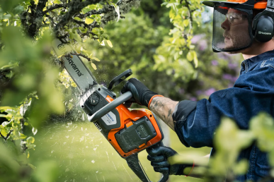 Husqvarna 215i s akumulátorom a nabíjačkou