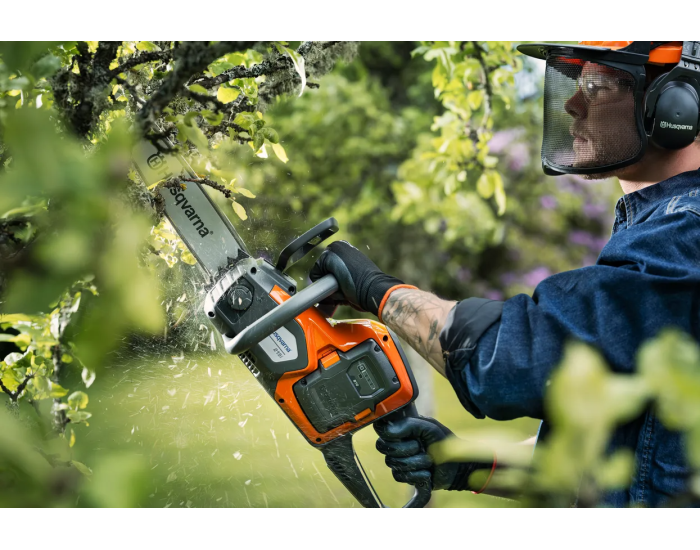 Husqvarna 215i s akumulátorom a nabíjačkou