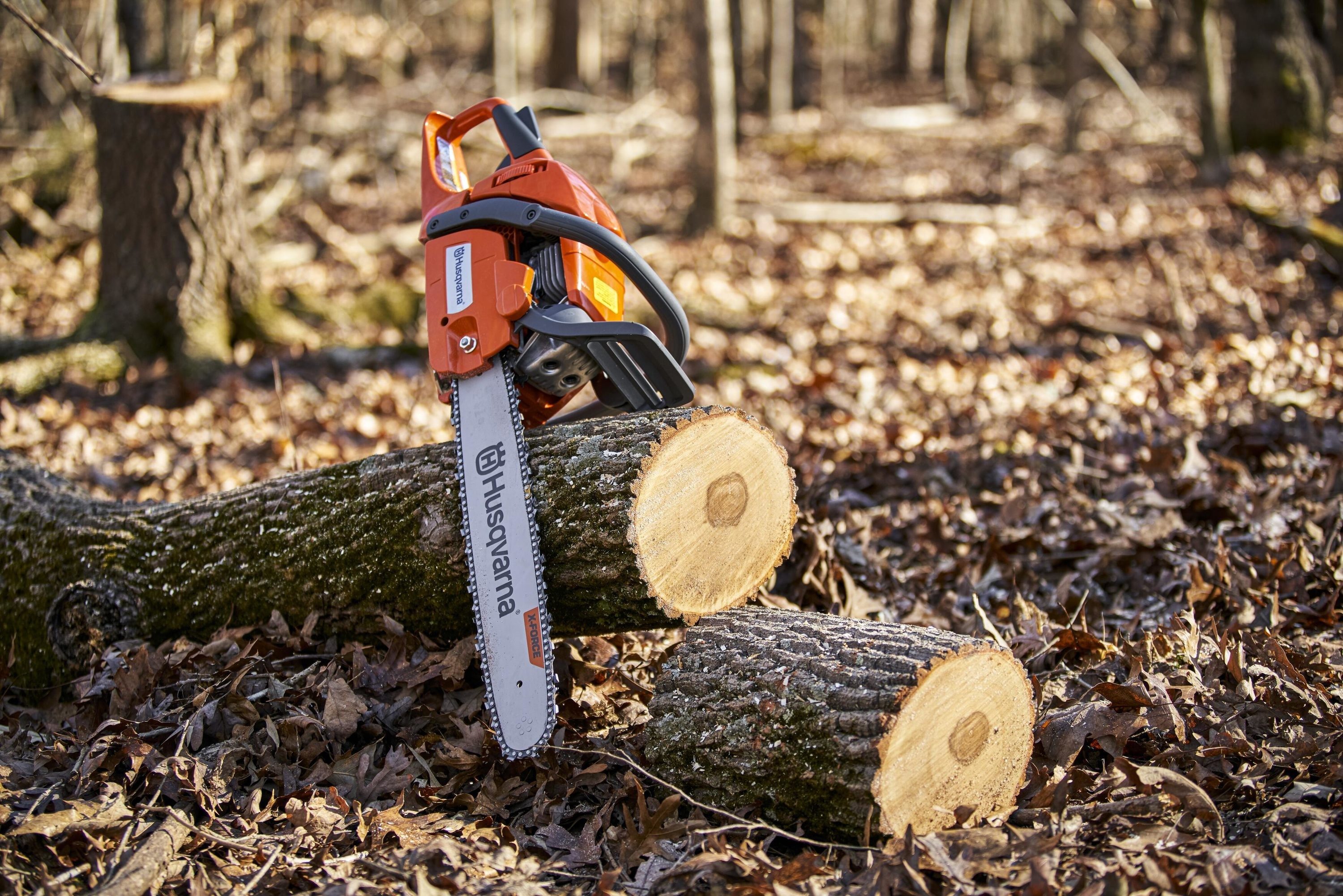 Reťazová píla Husqvarna pri práci